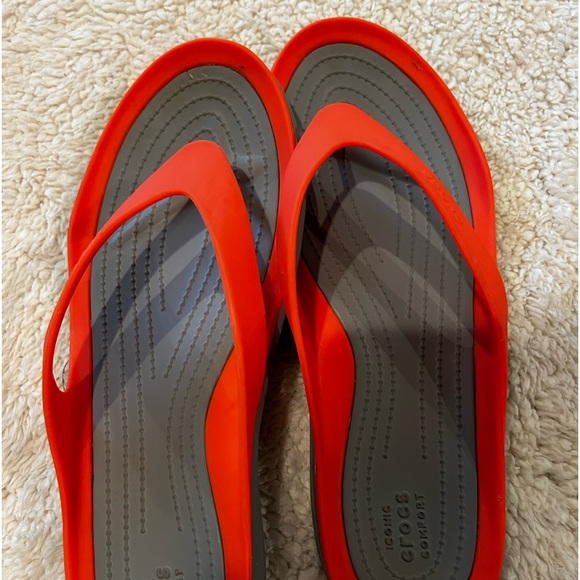 Crocs flip flops women’s size 11  bright orange/coral. Great preowned condition. - Picture 2 of 6